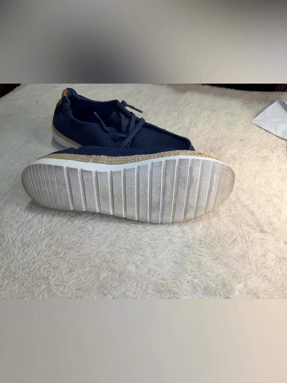 951. LIKE NEW Skechers Navy Blue Casual Slip-On Loafers with White Sole